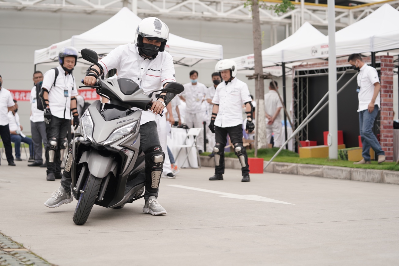 一群人骑着摩托车在路上走 描述已自动生成